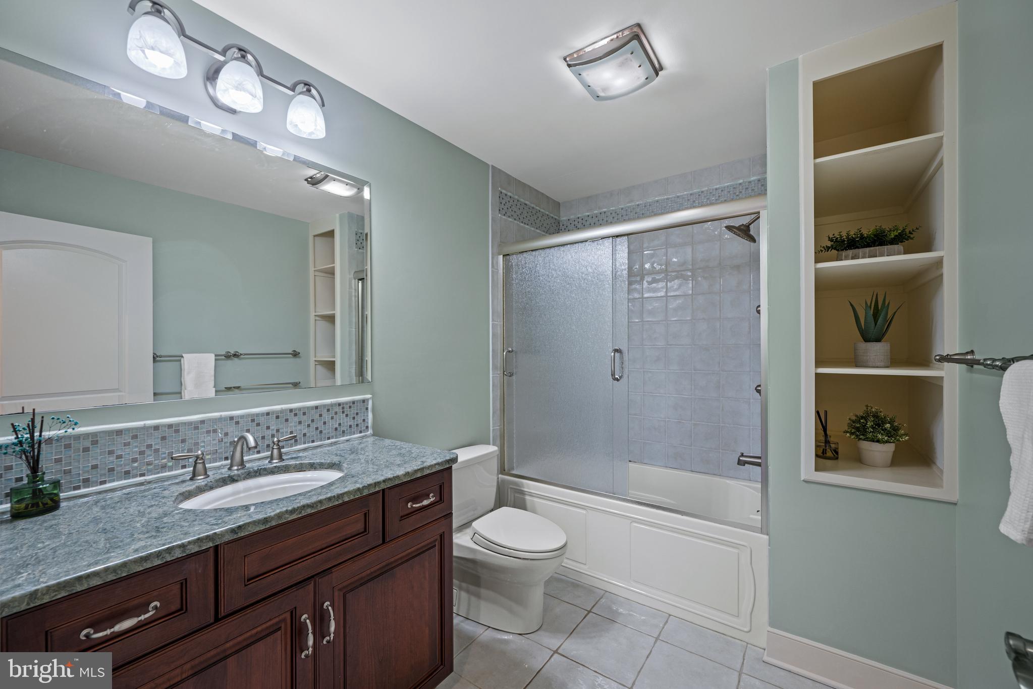 13738 LAKESIDE DRIVE