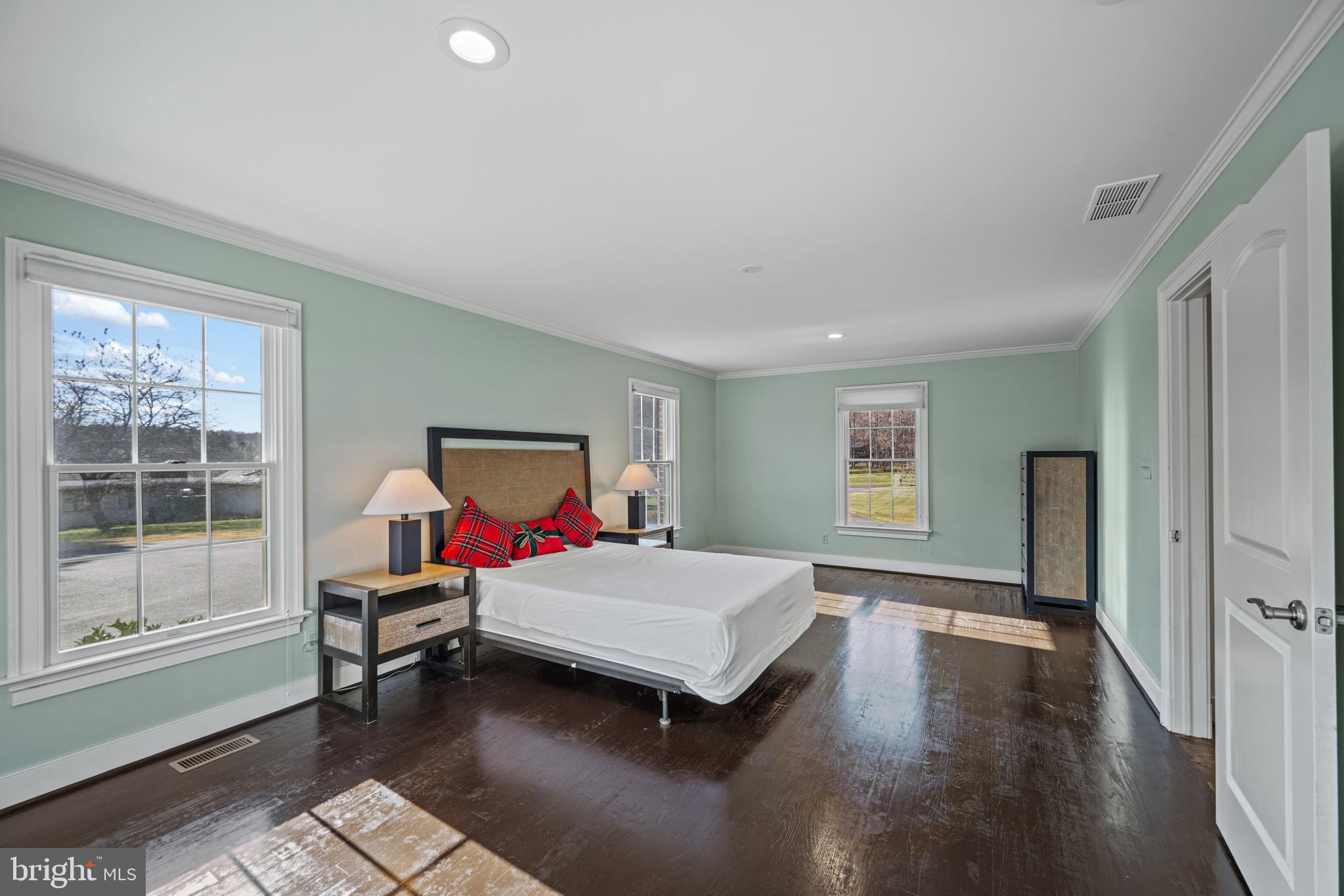 13738 LAKESIDE DRIVE