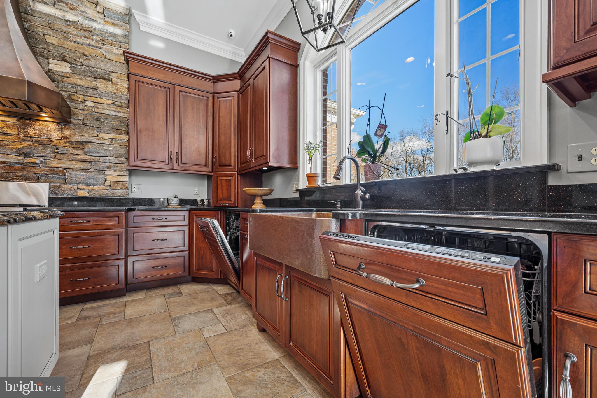 13738 LAKESIDE DRIVE