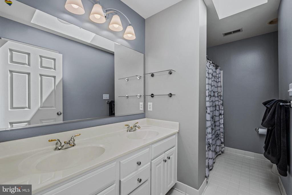 7148 COLLINGWOOD COURT