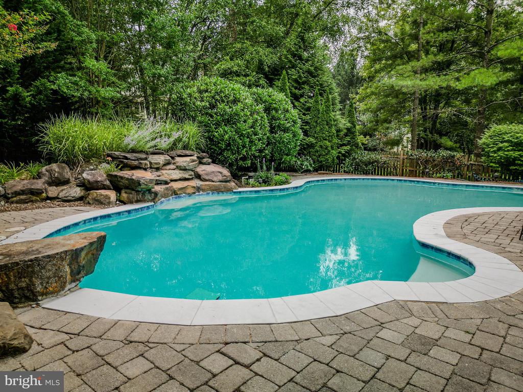 10315 CROMWELL COURT