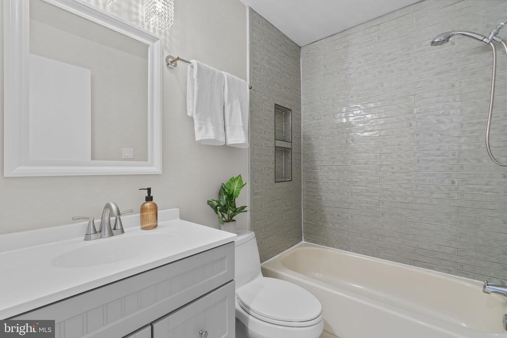 5585 SUFFIELD COURT