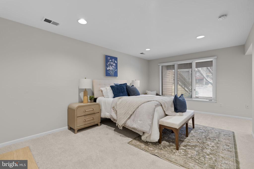 5585 SUFFIELD COURT
