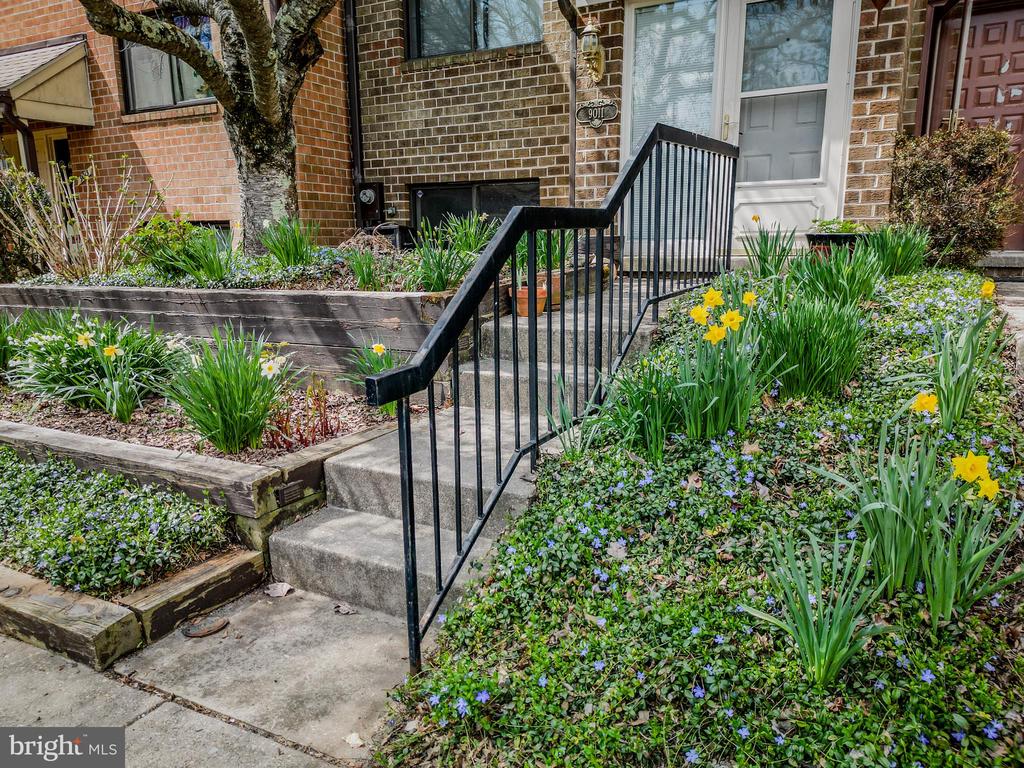 9011 MOVING WATER LANE
