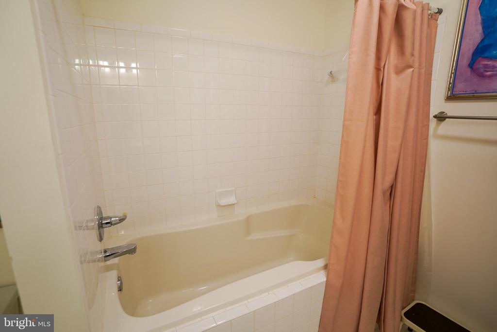2111 GANTON GREEN
