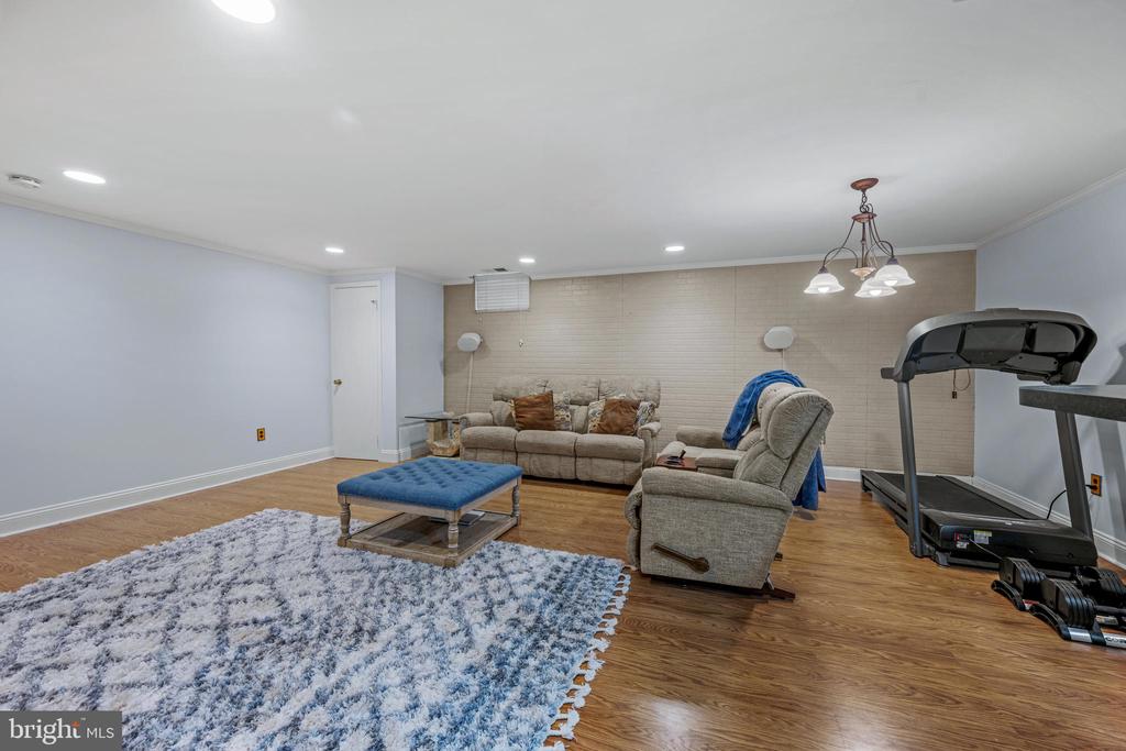 6 STARLIGHT COURT