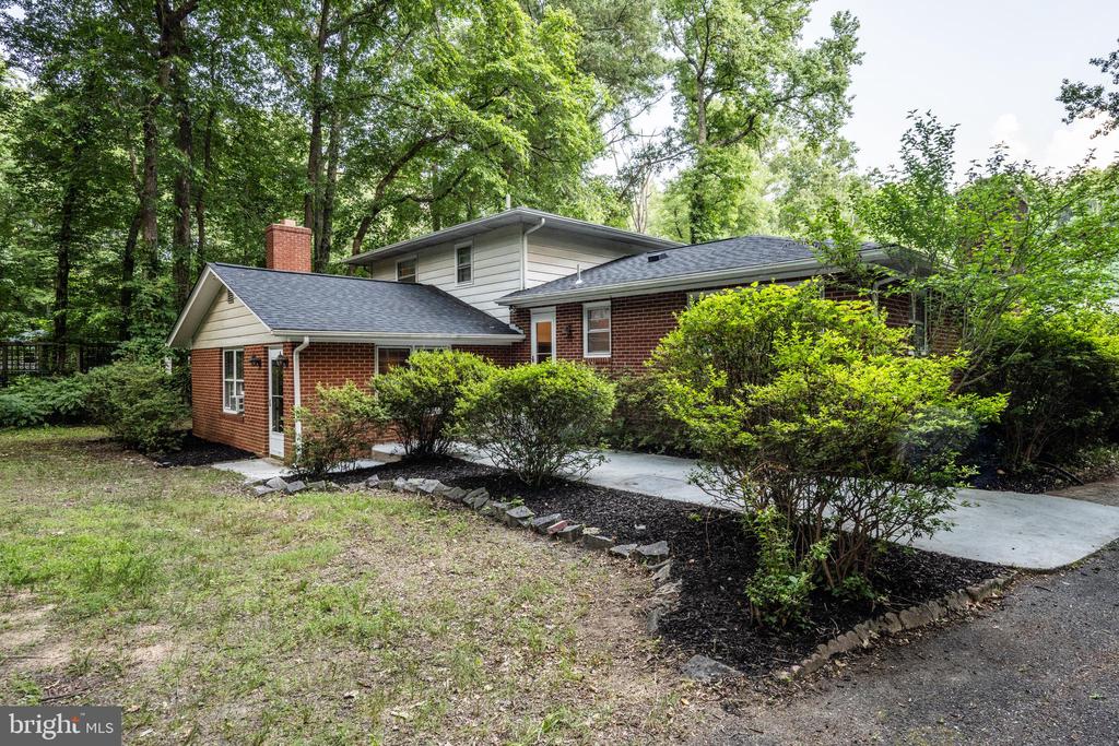 13708 Town Farm Rd