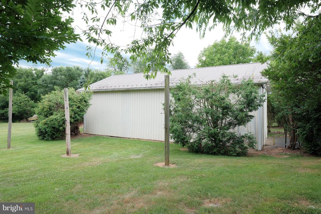 8017 Lake Dr