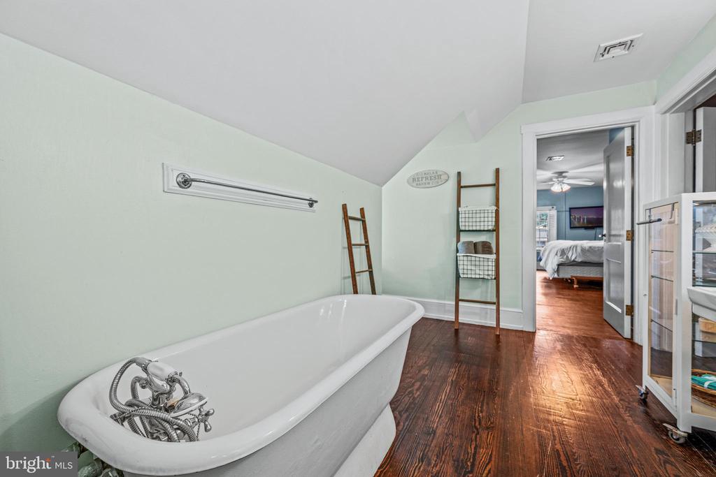 472 COUNTRY CLUB ROAD