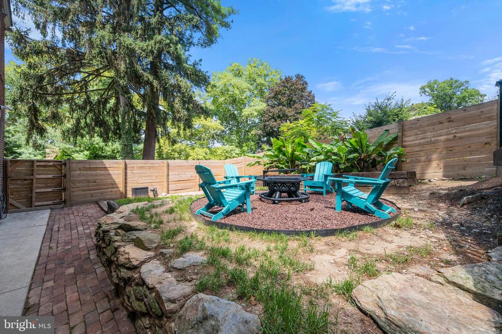 472 COUNTRY CLUB ROAD