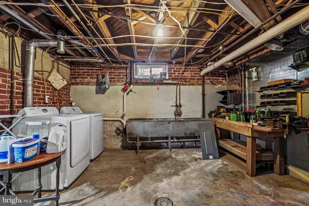 472 COUNTRY CLUB ROAD