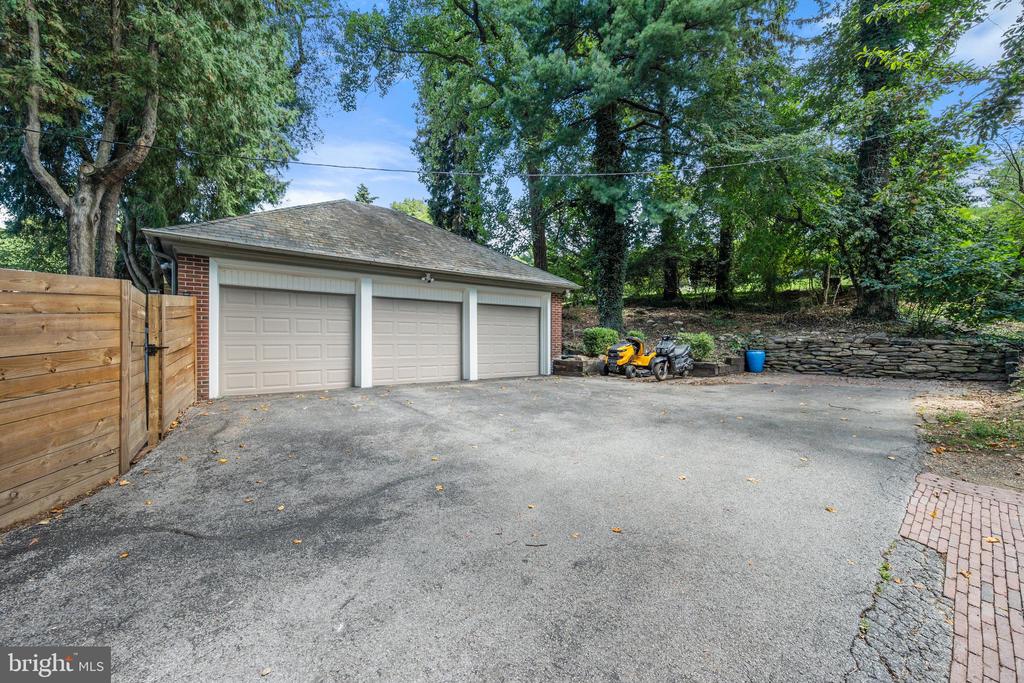 472 COUNTRY CLUB ROAD