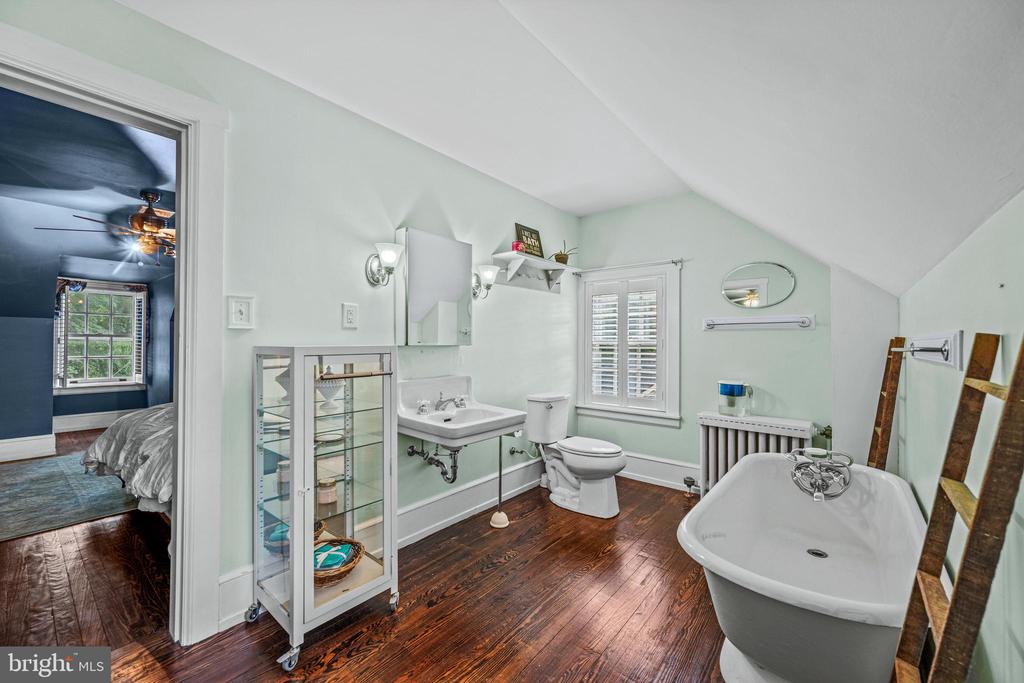 472 COUNTRY CLUB ROAD