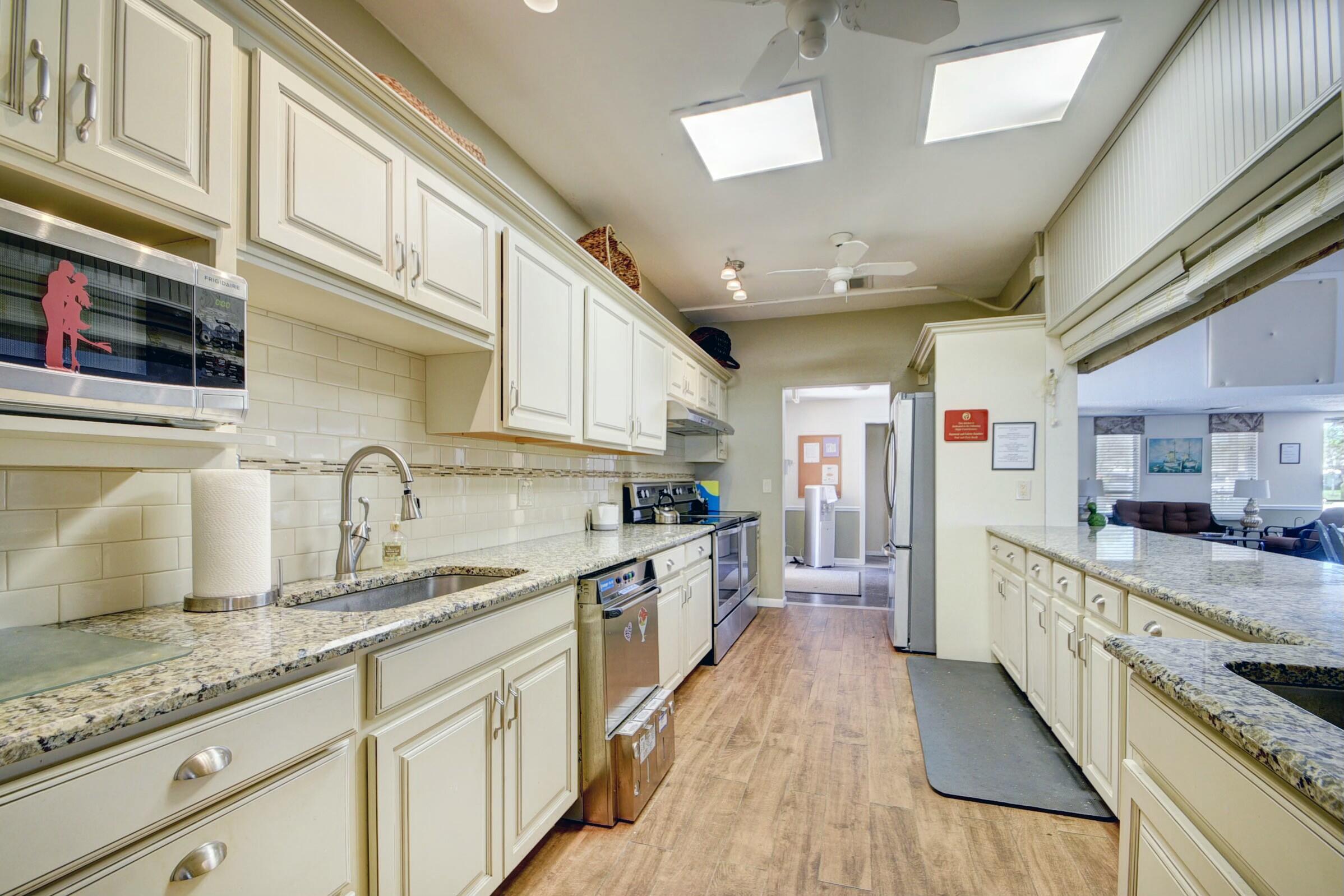 1053 N Oakridge Circle