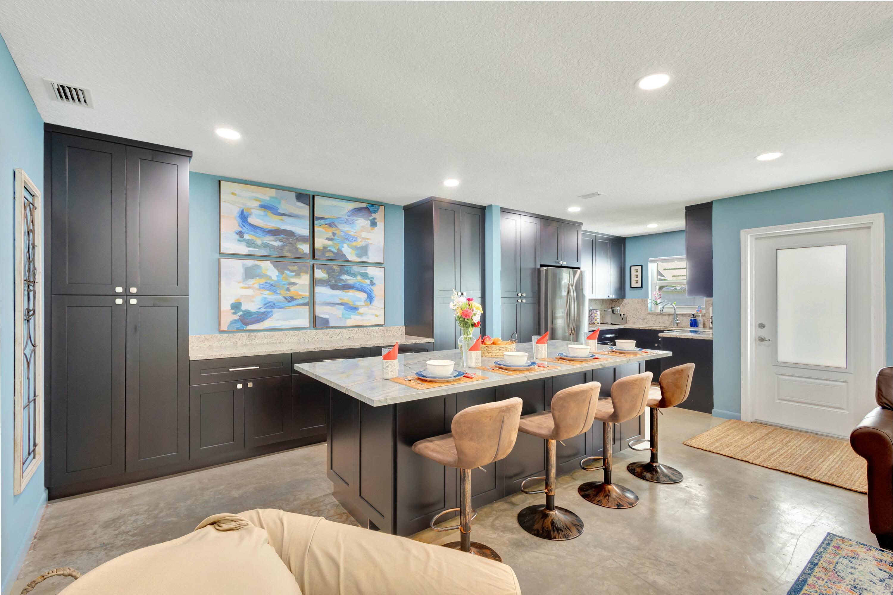 1053 N Oakridge Circle