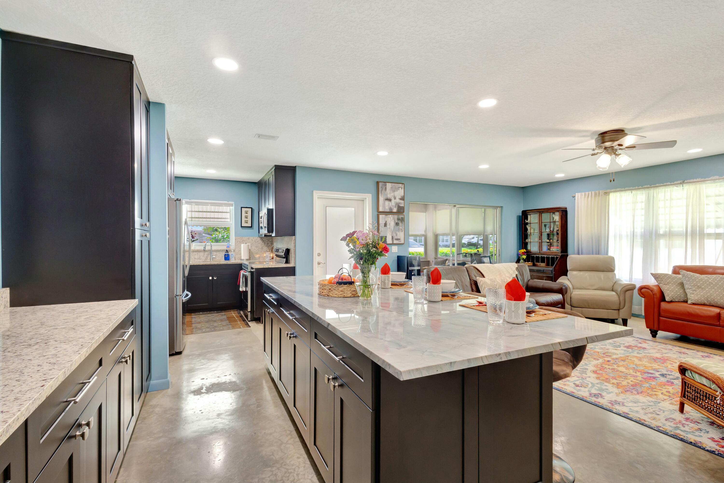 1053 N Oakridge Circle