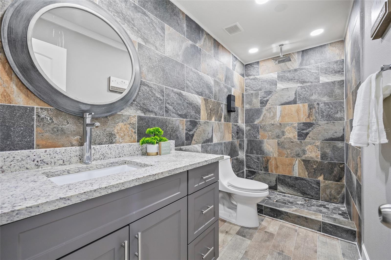 7343 BROOKVIEW CIR