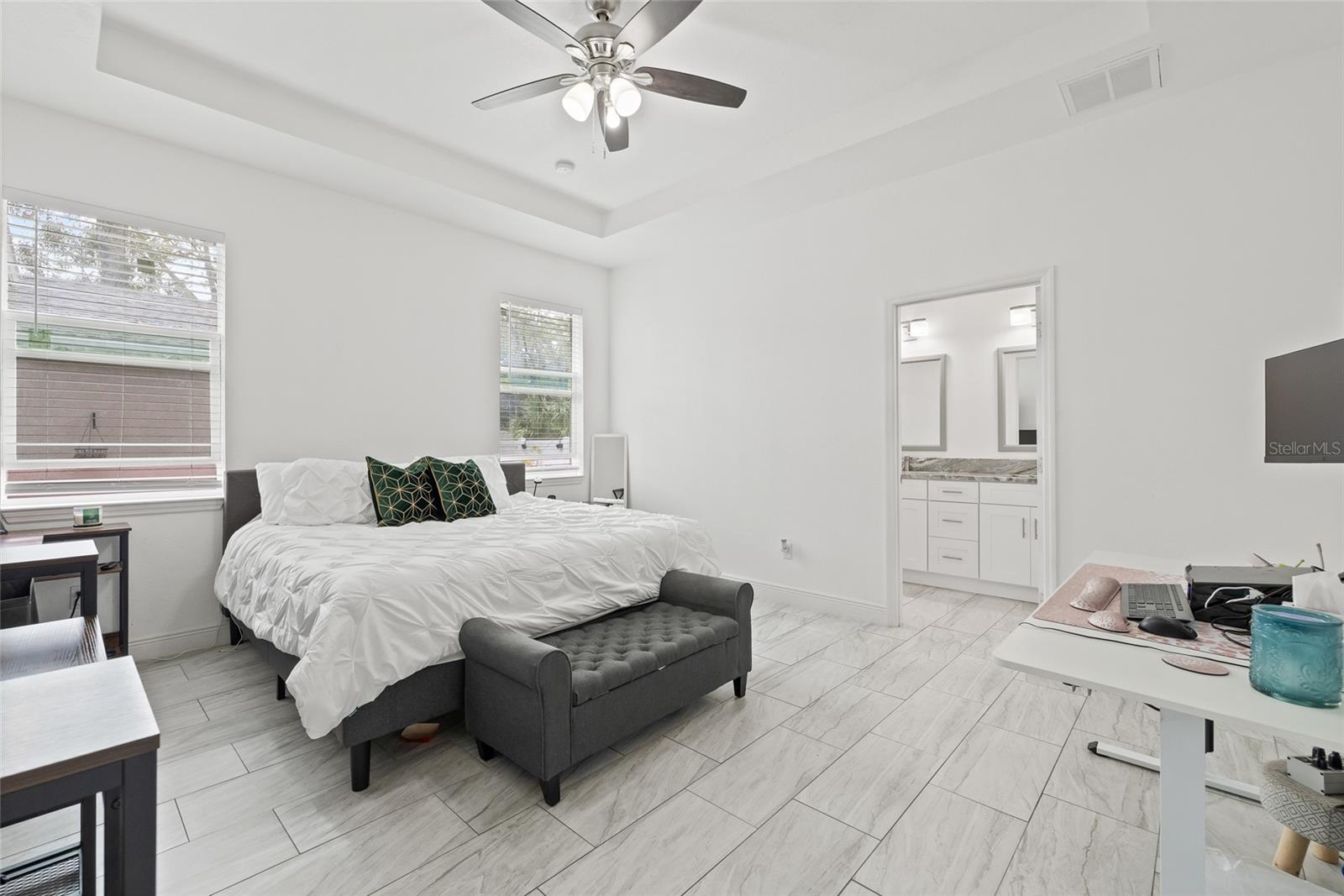 1912 W JEAN ST