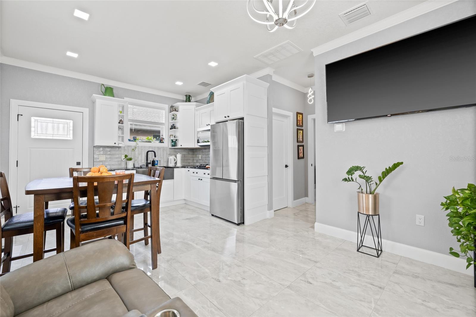 1912 W JEAN ST