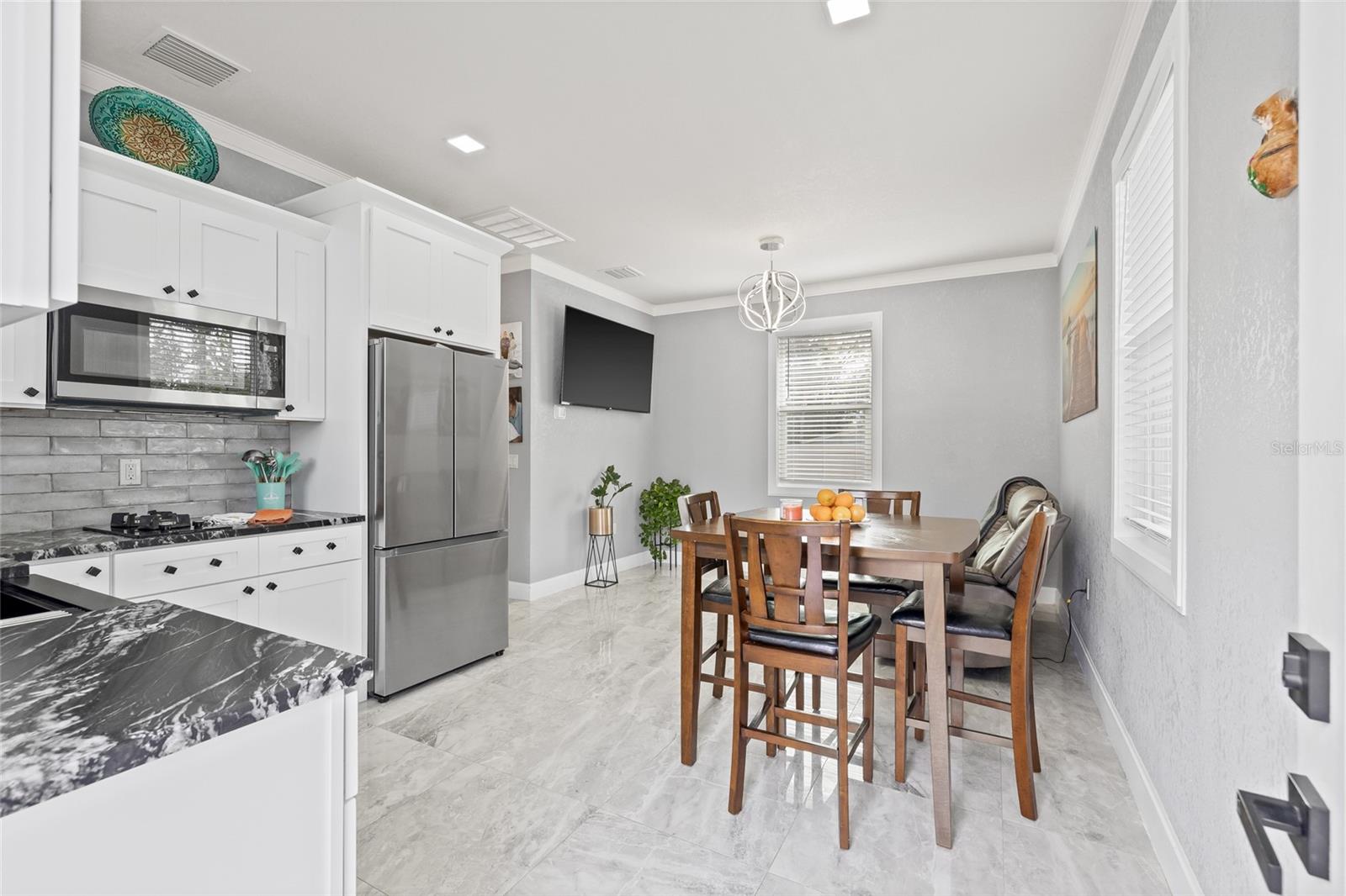 1912 W JEAN ST
