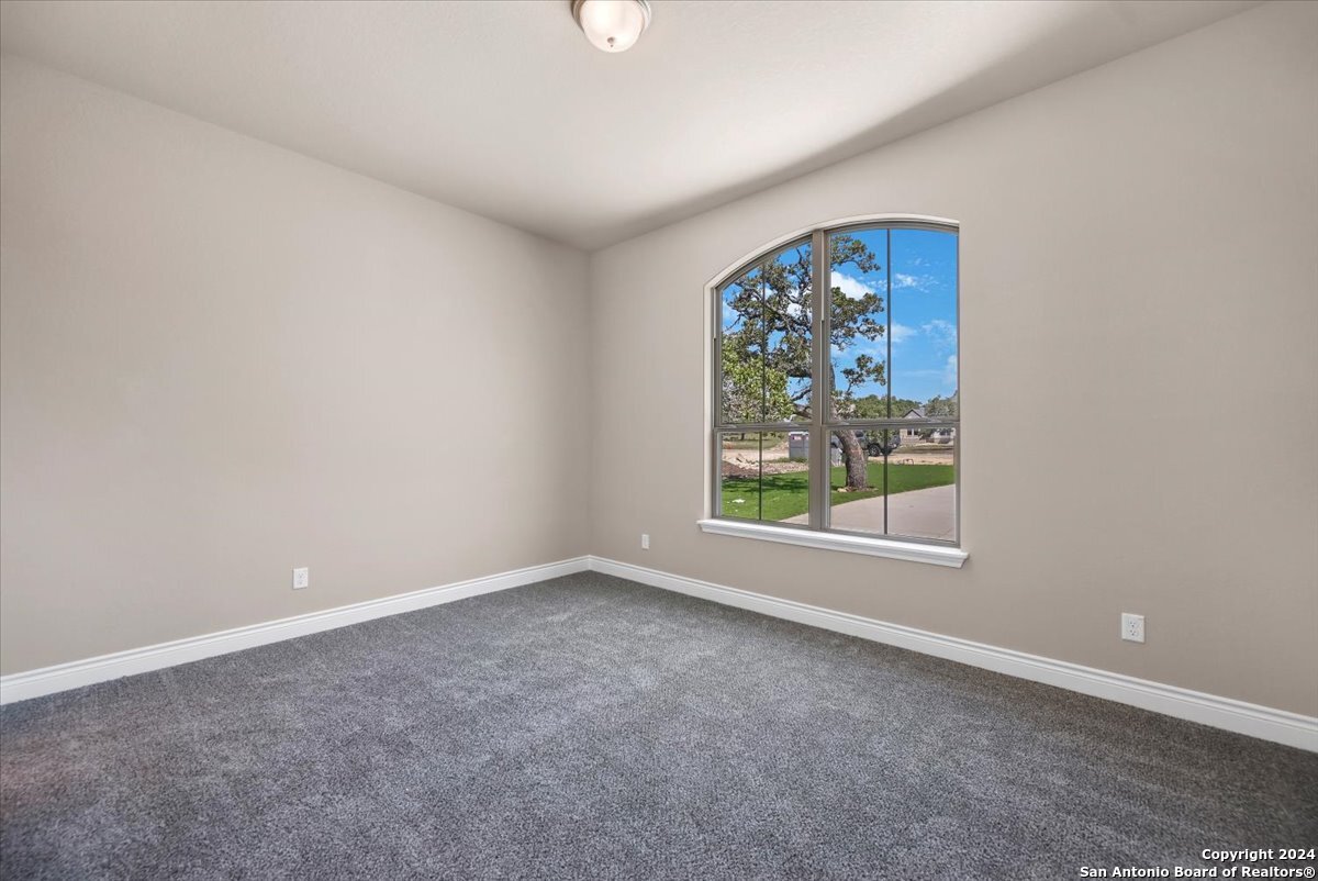 983 Maximino Ridge