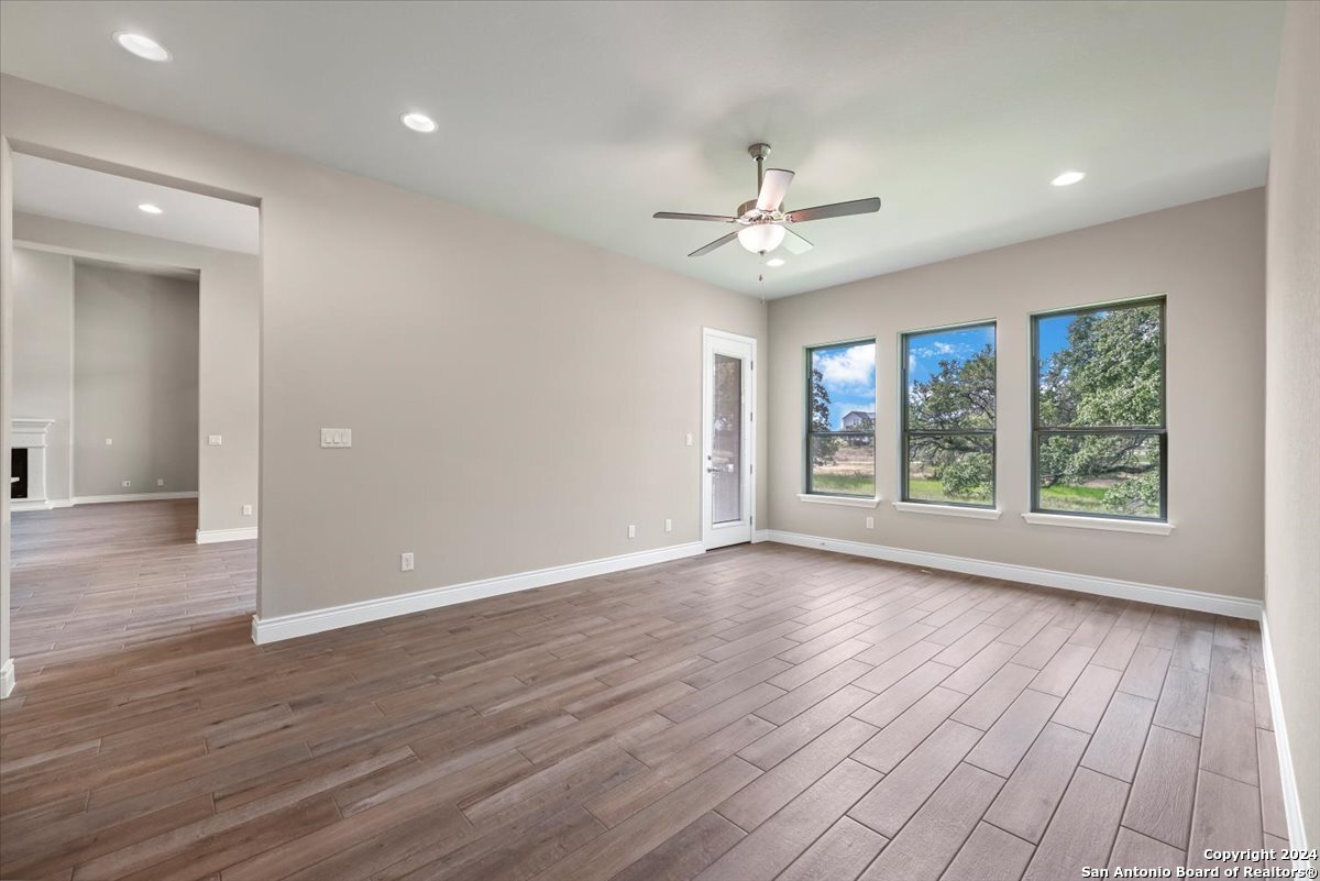 983 Maximino Ridge