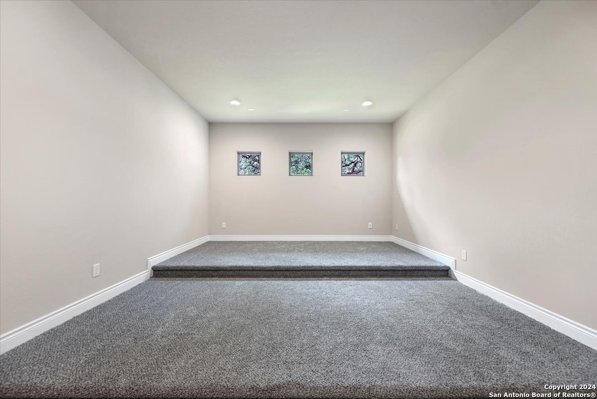 983 Maximino Ridge