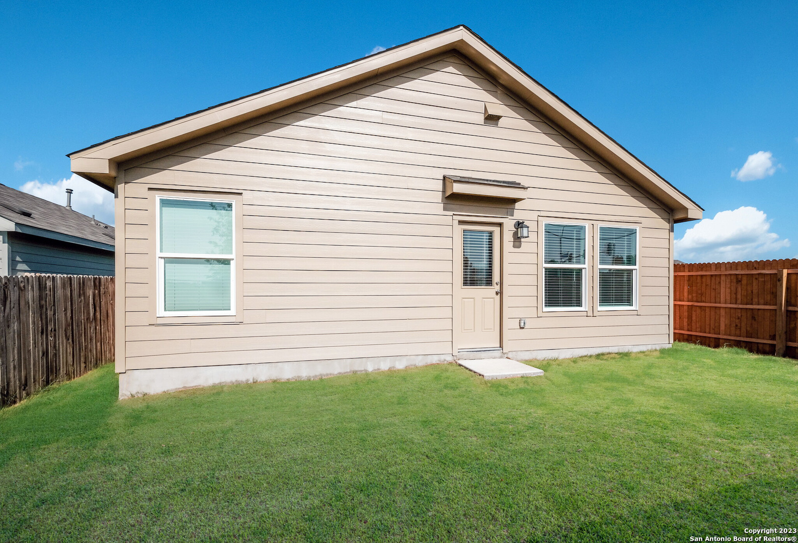 1433 White Willow