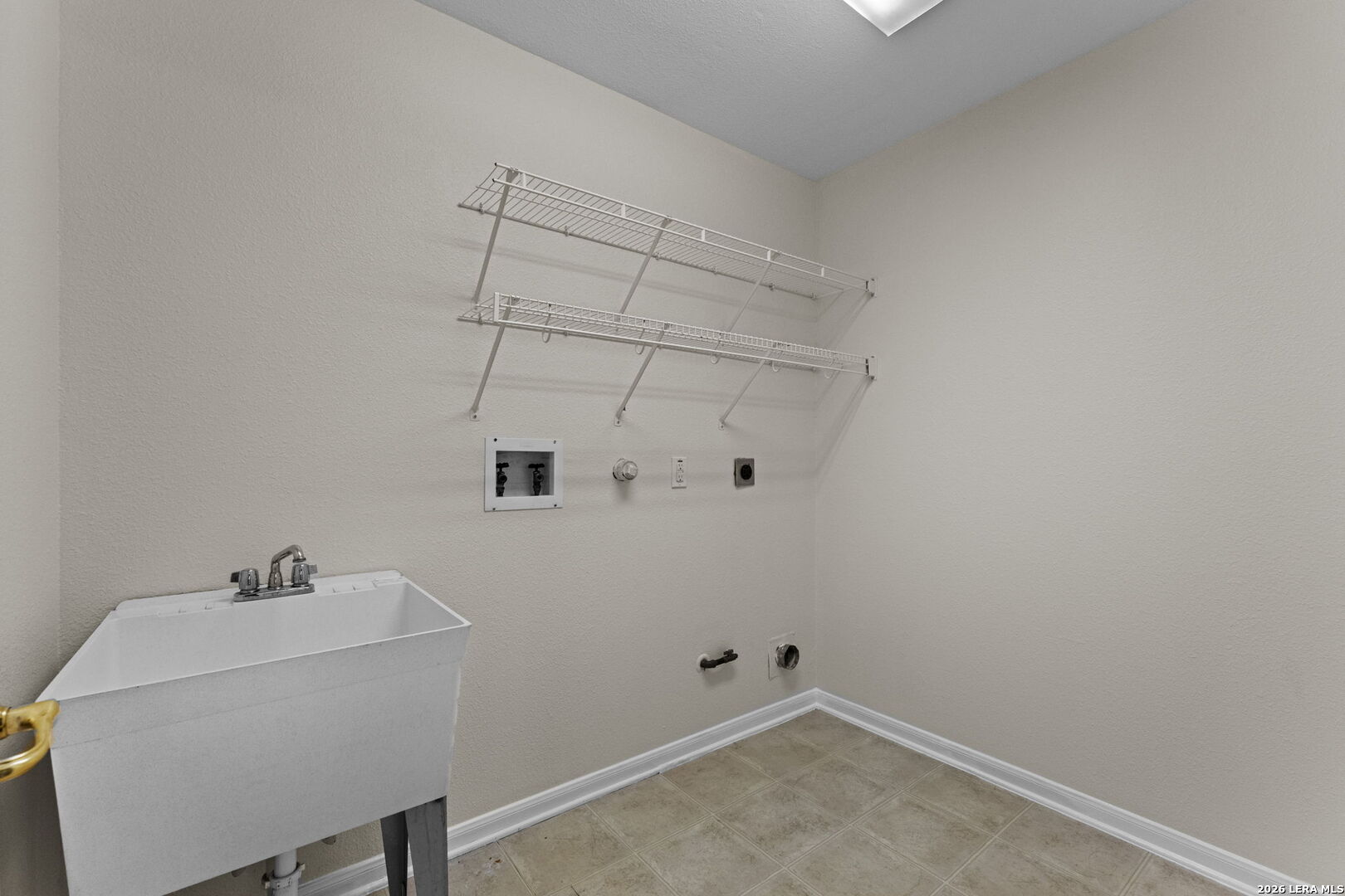 906 ELKINS LK