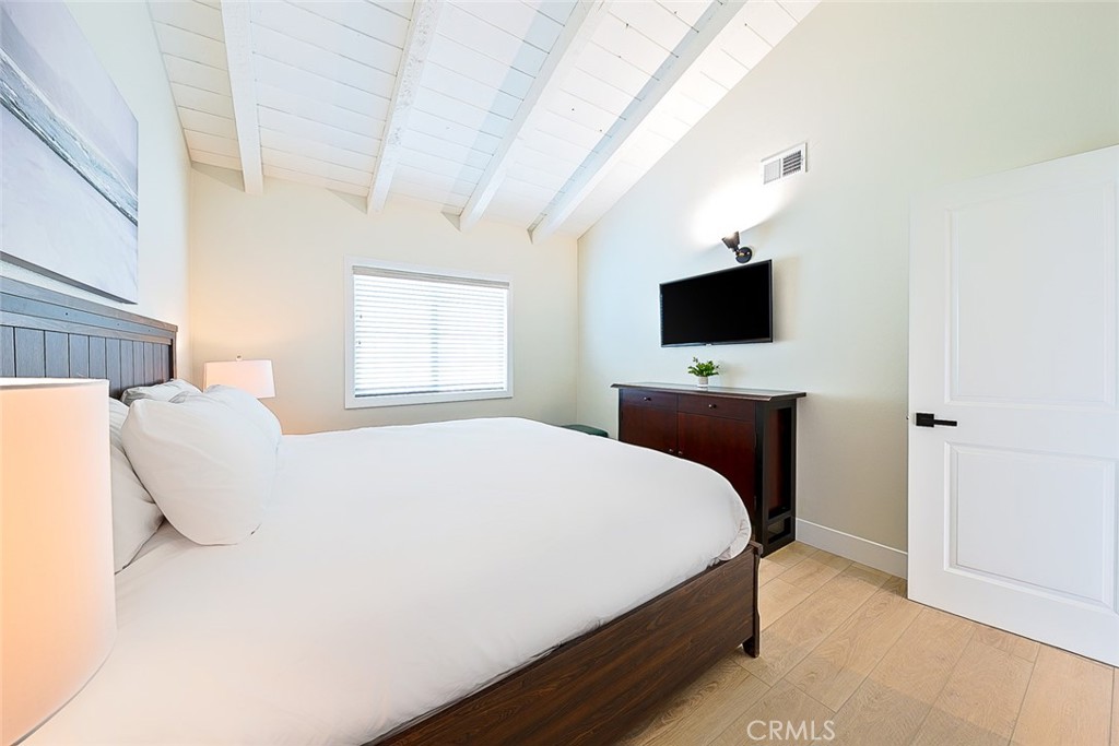 2711 W Balboa Boulevard