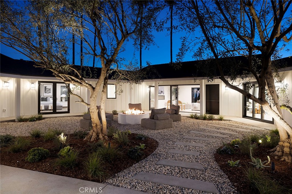 149 Avenida De La Paz