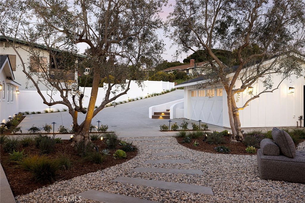 149 Avenida De La Paz