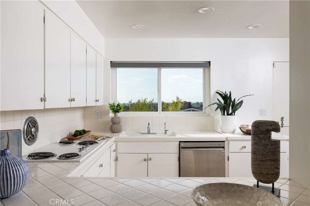 1007 White Sails Way