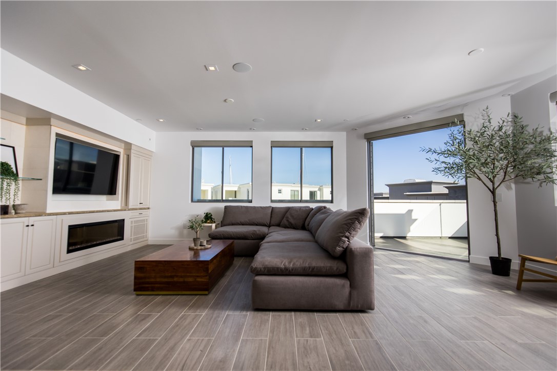 2210 Newport Boulevard 302