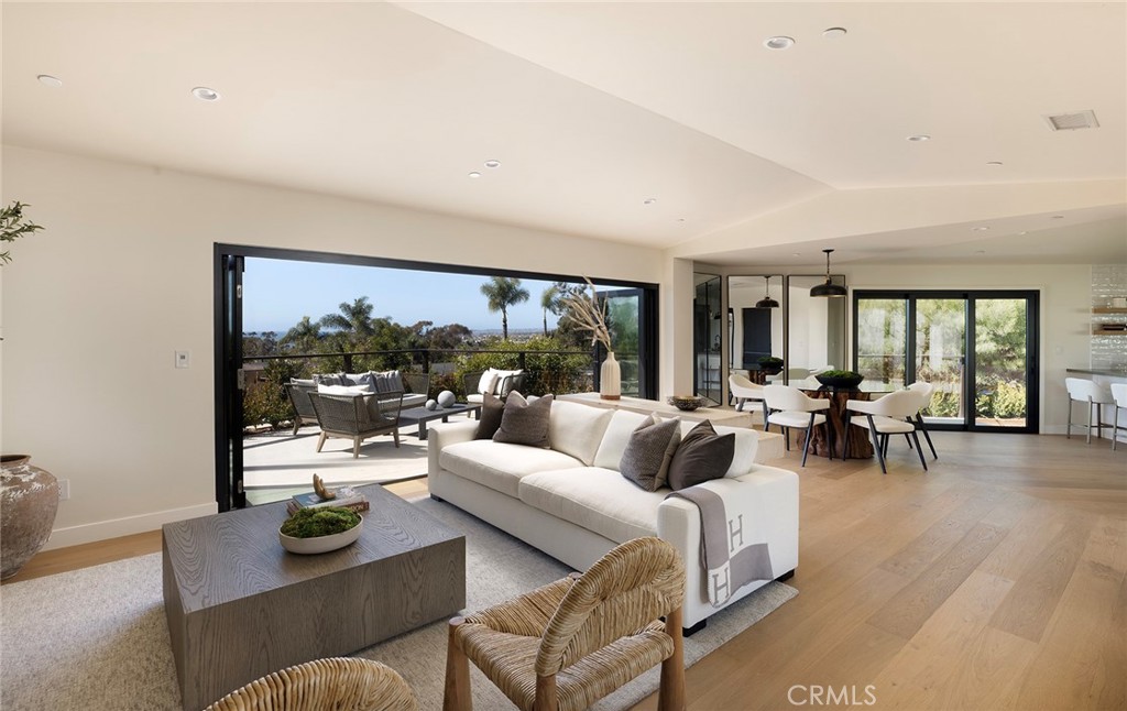 149 Avenida De La Paz