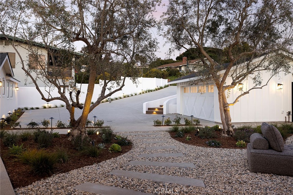 149 Avenida De La Paz