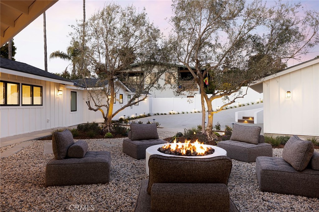 149 Avenida De La Paz