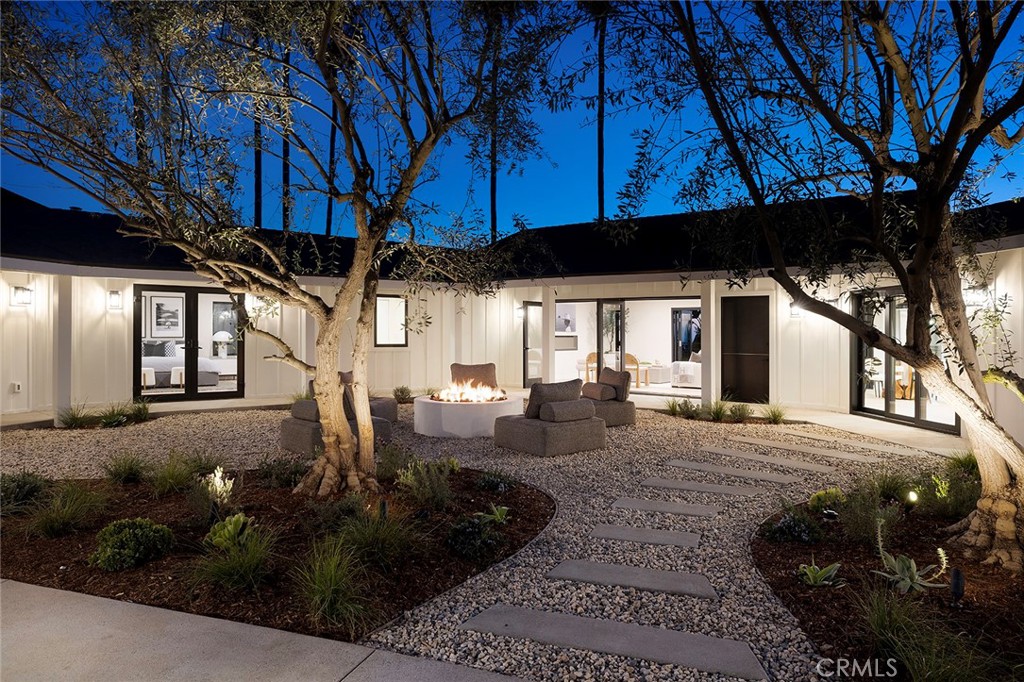 149 Avenida De La Paz