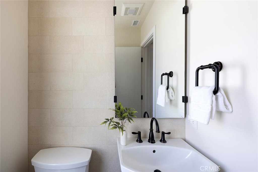 149 Avenida De La Paz