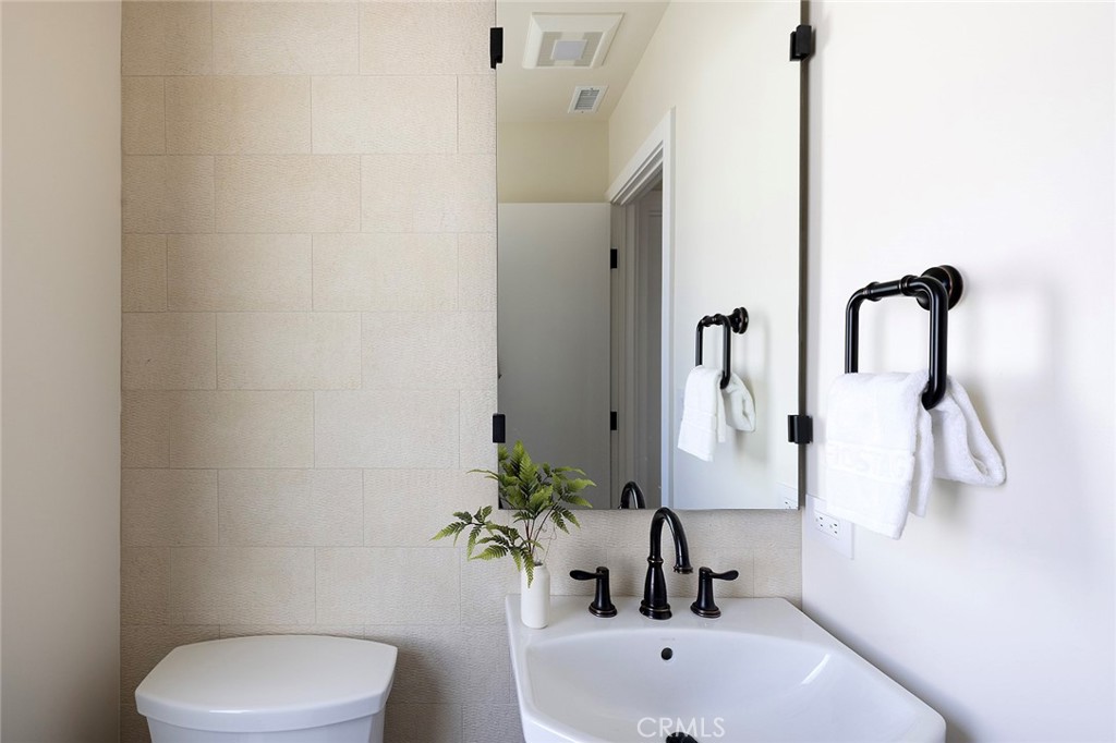 149 Avenida De La Paz