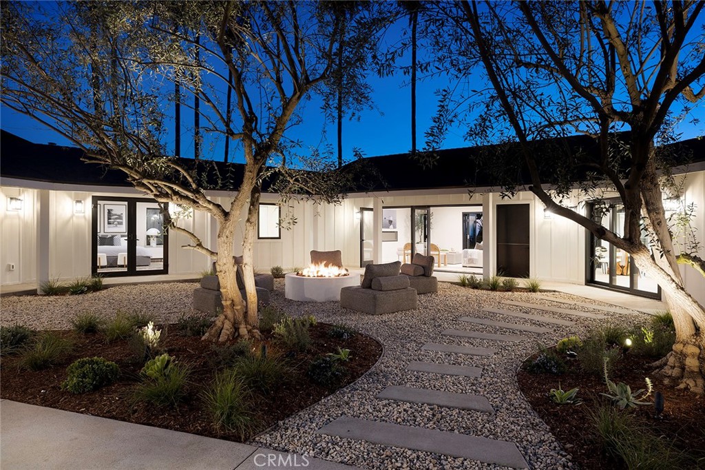 149 Avenida De La Paz