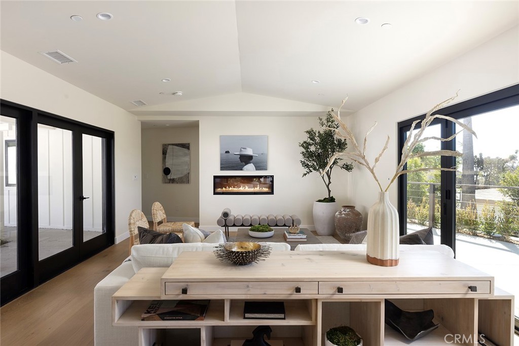 149 Avenida De La Paz