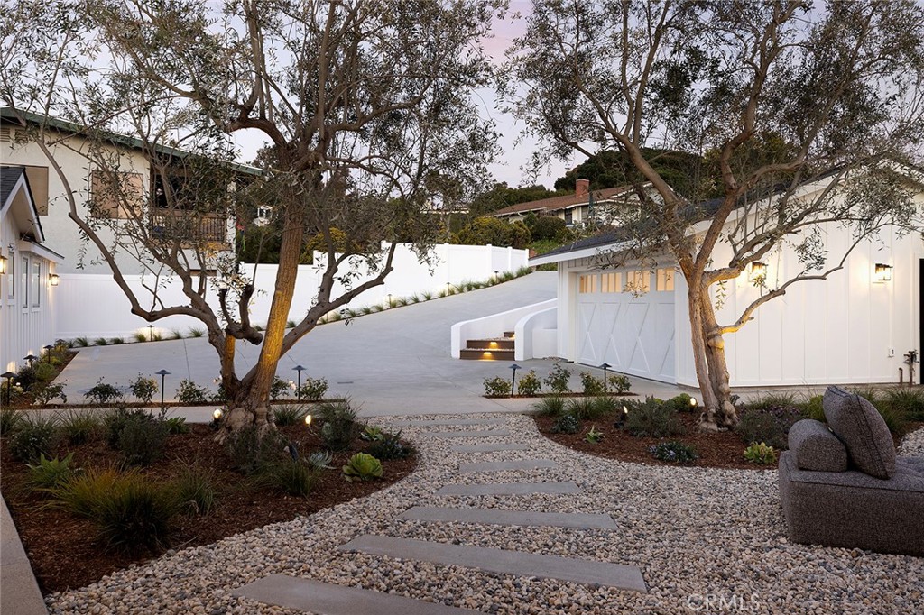 149 Avenida De La Paz