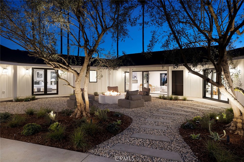 149 Avenida De La Paz