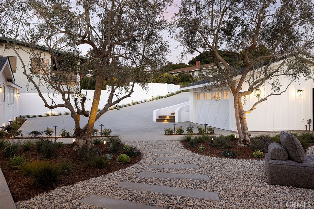 149 Avenida De La Paz