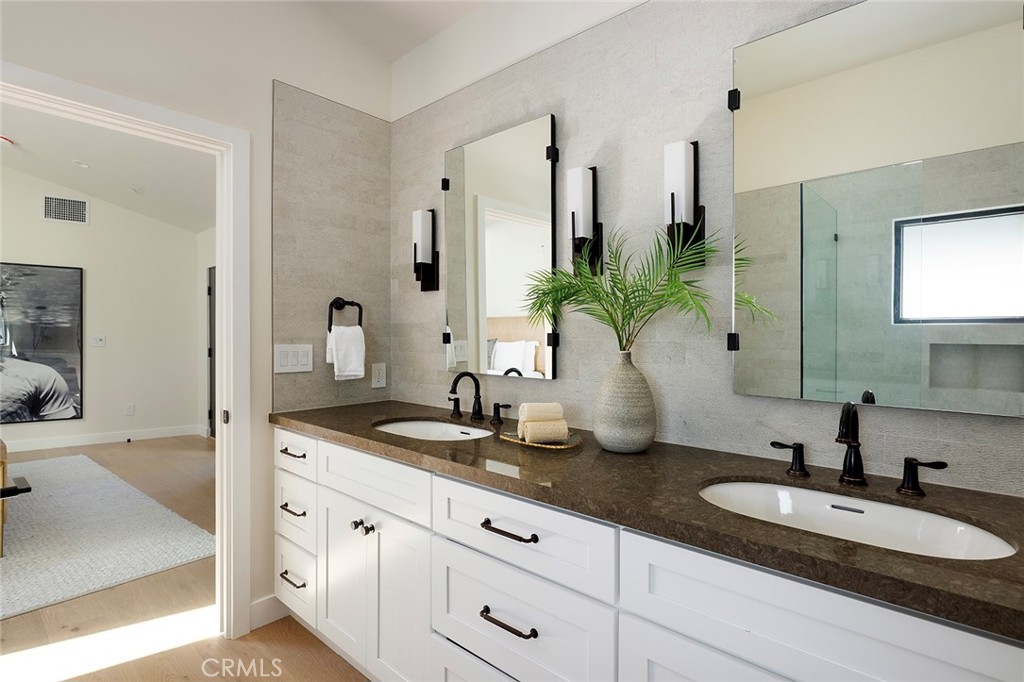 149 Avenida De La Paz