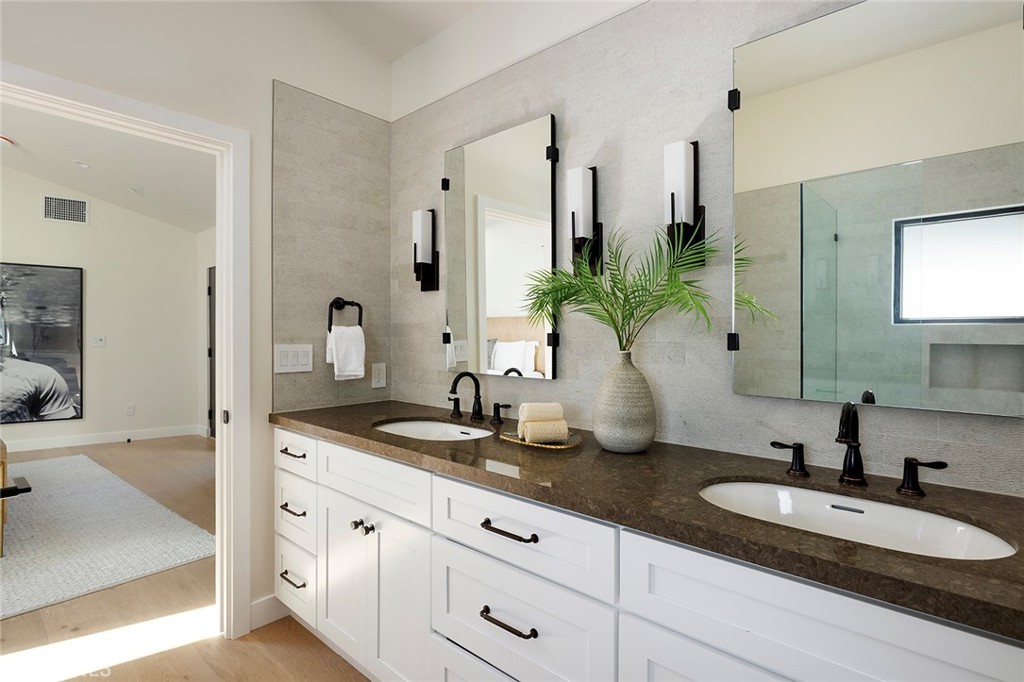 149 Avenida De La Paz