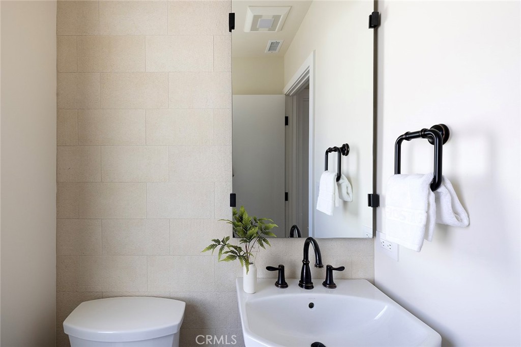 149 Avenida De La Paz