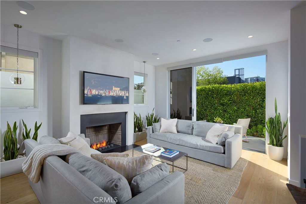 418 Larkspur