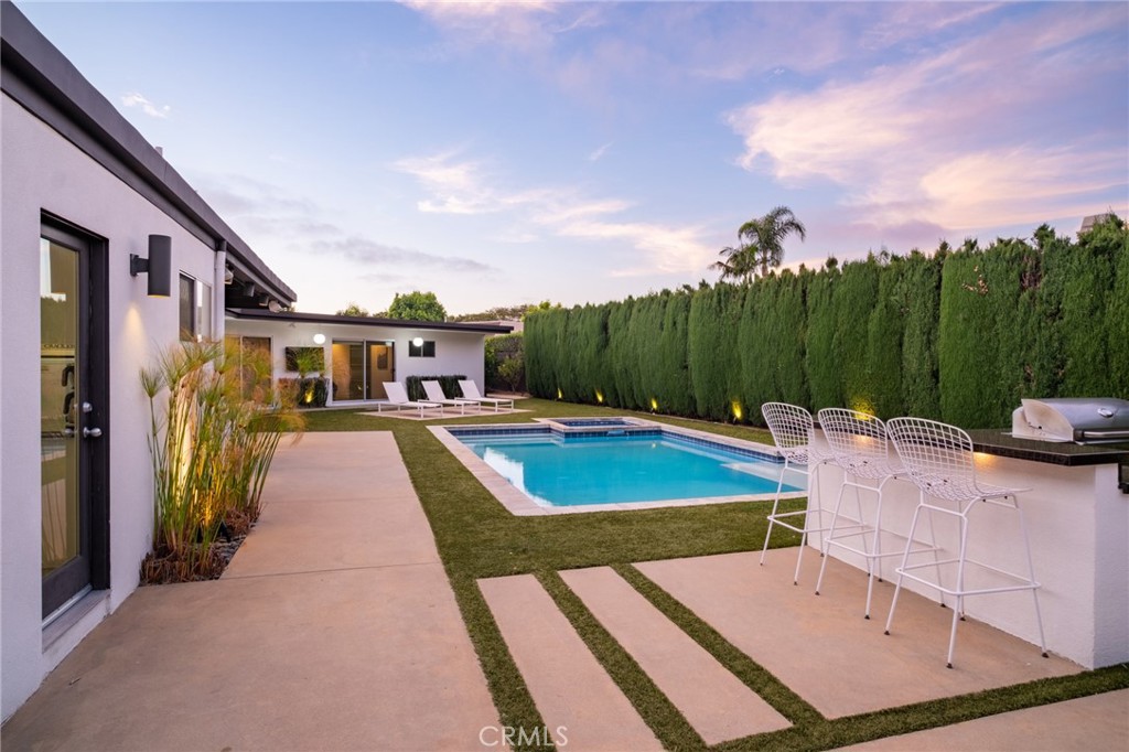 2000 Nautilus Lane
